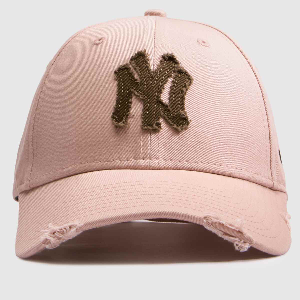 New Era 9FORTY Yankees Distressed Cap in Pale Pink New Era 9FORTY Yankees Distressed Cap