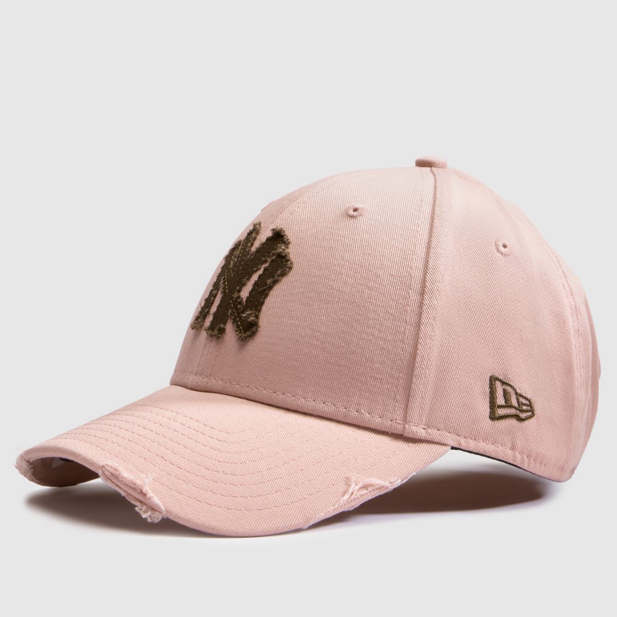 New Era 9FORTY Yankees Distressed Cap in Pale Pink New Era 9FORTY Yankees Distressed Cap 1