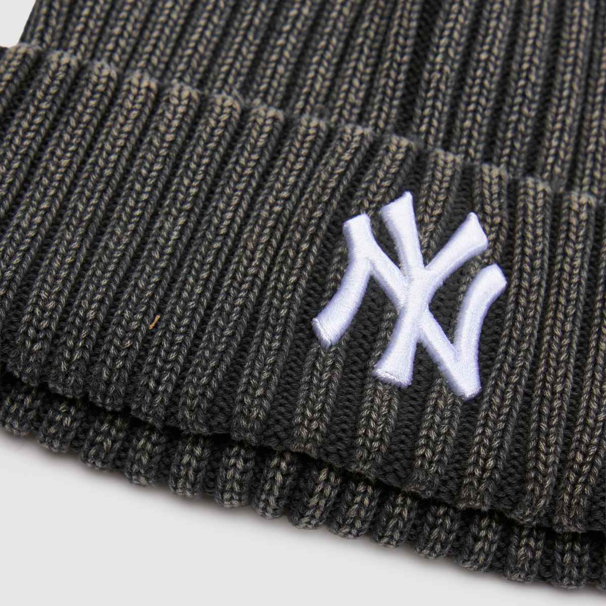 New Era Yankees Beanie in Black New Era Yankees Beanie 1
