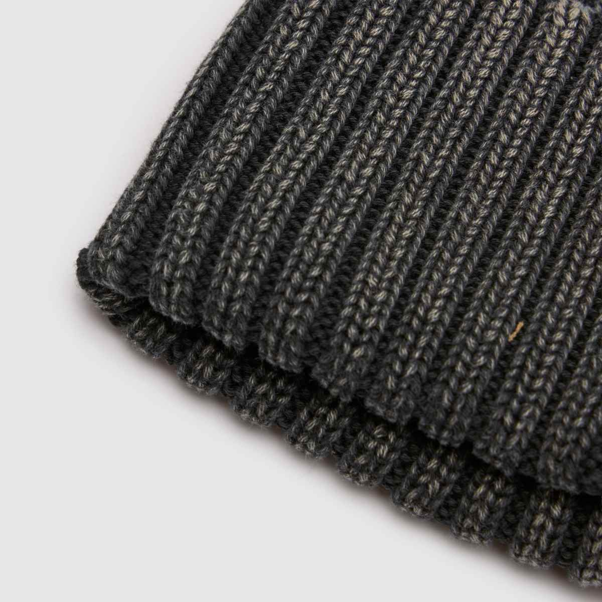 New Era Yankees Beanie in Black New Era Yankees Beanie 7