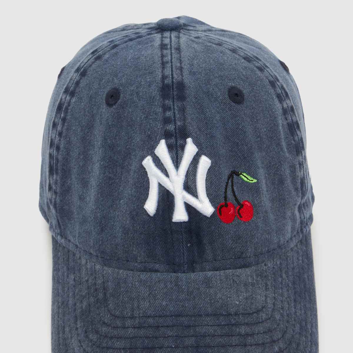 New Era 9TWENTY Yankees Denim Cherry in Navy New Era 9TWENTY Yankees Denim Cherry 4