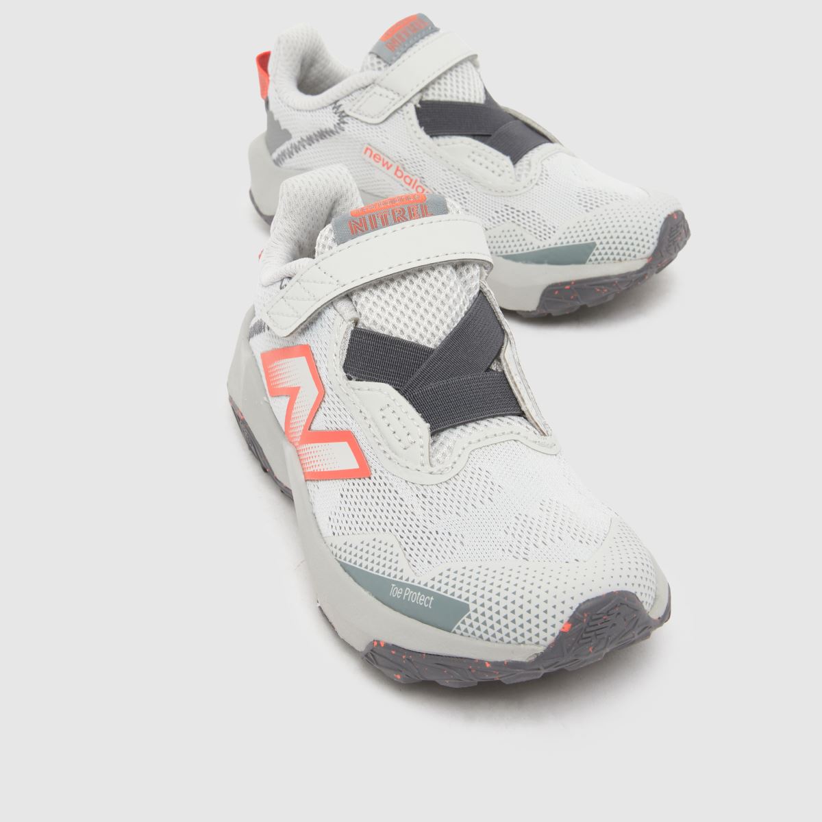 New Balance DynaSoft Nitrel V6 Girls Junior in Light Grey New Balance DynaSoft Nitrel V6 4